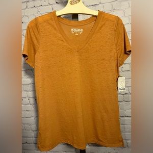 NWT. Mudd Women’s Road Trip Tee. Size SM. Color - Ginger. Short Sleeve V-Neck.